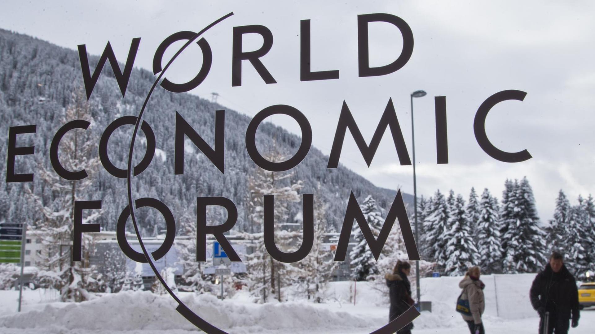 Das Logo des World Economic Forum ist am 15.01.2017 in Davos (Schweiz) auf einer Fensterscheibe zu sehen.