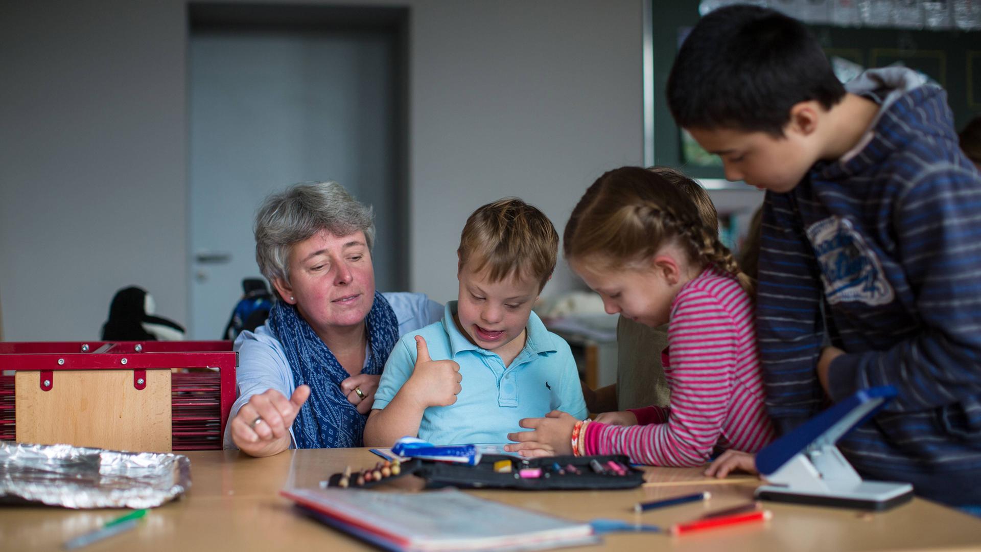 Schüler im Klassenzimmer einer Grundschule in Wiesbaden Schüler im Klassenzimmer einer Grundschule in Wiesbaden