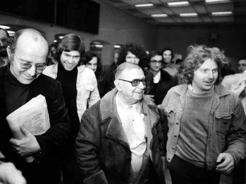 Baader-Anwalt Klaus Croissant (li.), Jean-Paul Sartre und Daniel Cohn-Bendit in Stuttgart, 4. Dezember 1974