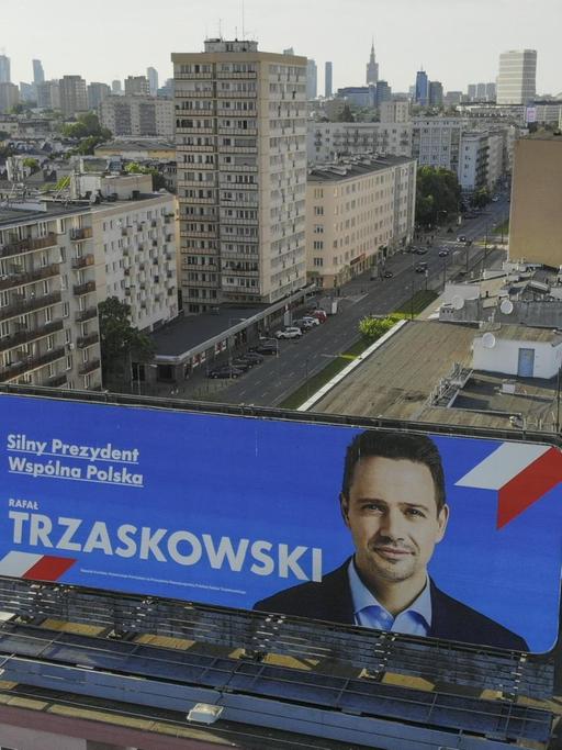 Wahlkampfplakat für Rafał Trzaskowski auf dem Dach eines Warschauer Wohnhauses.