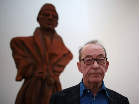 Der Direktor des Museums Ludwig in Köln, Kasper König, steht vor der Skulptur "Vater Staat" von Thomas Schütte. Der Direktor des Museums Ludwig in Köln, Kasper König, steht vor der Skulptur "Vater Staat" von Thomas Schütte.