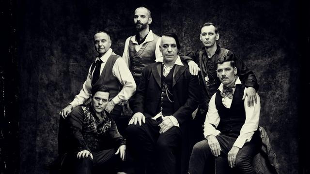 Die Band Rammstein inszeniert in einem historischen Fotostudio.