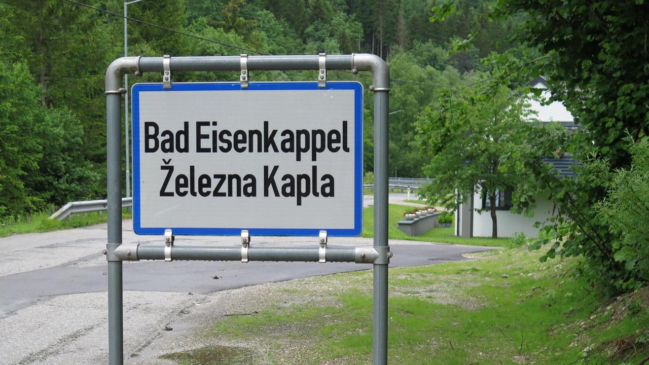 Zweisprachiges Ortsschild in Kärnten. Zweisprachiges Ortsschild in Kärnten.