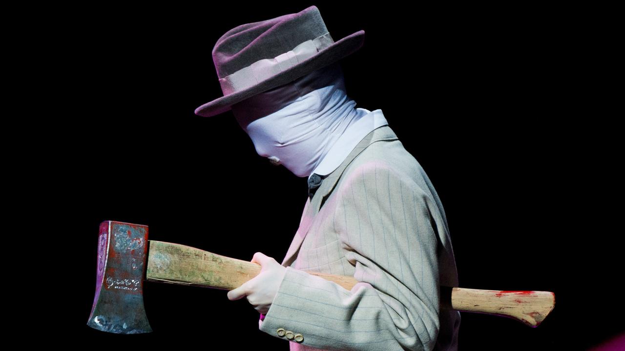Der Serienmörder Fritz Haarmann wird zur Bühnenfigur in dem Musical "Amerikanisches Detektivinstitut Lasso" im Schauspielhaus Hannover Der Serienmörder Fritz Haarmann wird zur Bühnenfigur in dem Musical "Amerikanisches Detektivinstitut Lasso" im Schauspielhaus Hannover