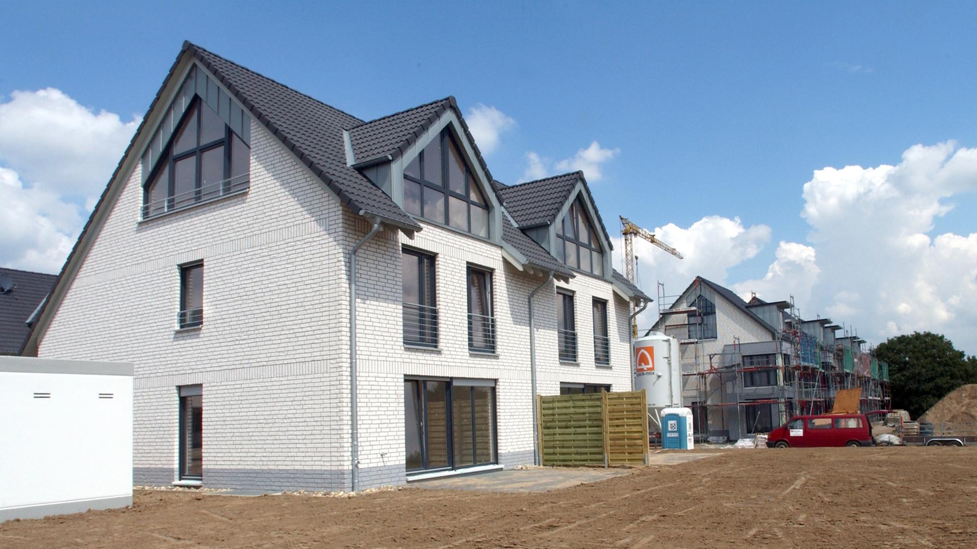 Einfamilienhäuser und Doppelhaushälften im Rohbau stehen am Mittwoch (11.07.2007) in einer Neubausiedlung in Düsseldorf-Wittlaer. Einfamilienhäuser und Doppelhaushälften im Rohbau stehen am Mittwoch (11.07.2007) in einer Neubausiedlung in Düsseldorf-Wittlaer.