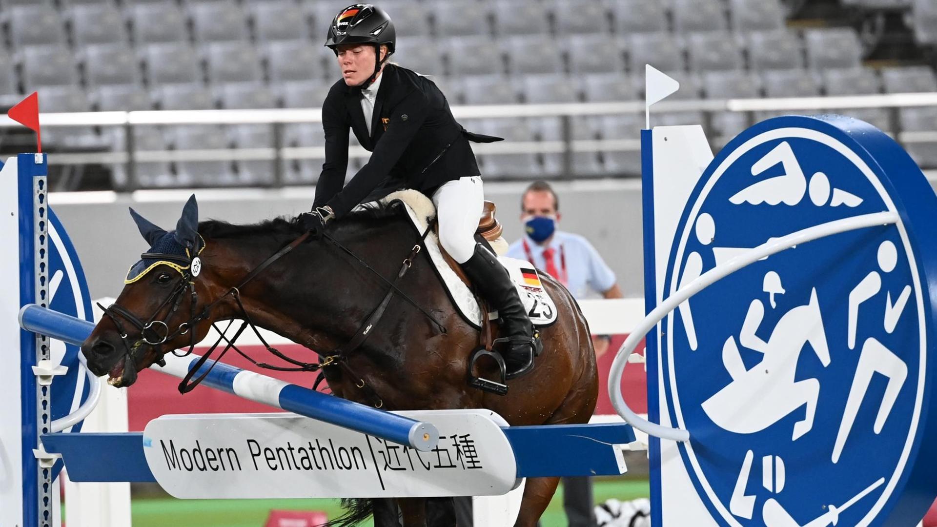 Das Pferd Saint Boy von Annika Schleu aus Deutschland verweigert den Sprung. Das Pferd Saint Boy von Annika Schleu aus Deutschland verweigert den Sprung.
