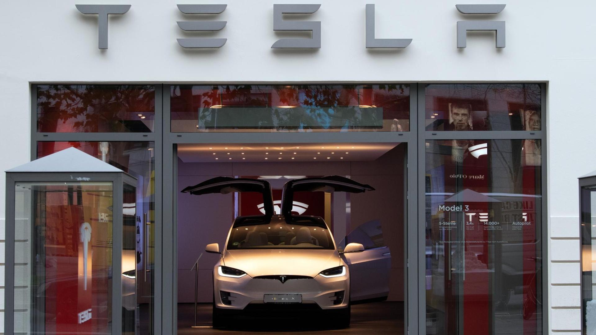 Ein Tesla "Model 3" steht mit aufgeklappten Türen im Showroom am Berliner Kudamm. Ein Tesla "Model 3" steht mit aufgeklappten Türen im Showroom am Berliner Kudamm.
