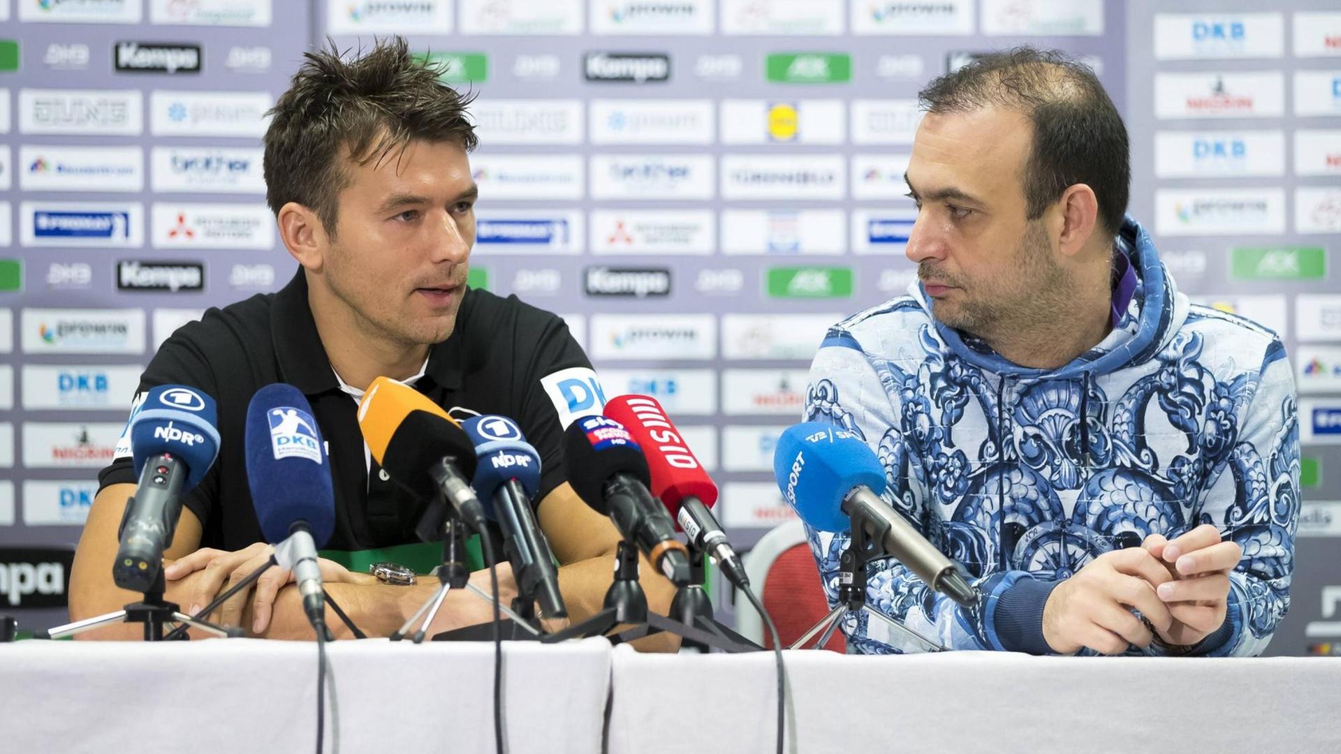 Christian Prokop, Trainer der Handball-Nationalmannschaft, und DHB-Vizepräsident Bob Hanning bei einer Pressekonferenz.