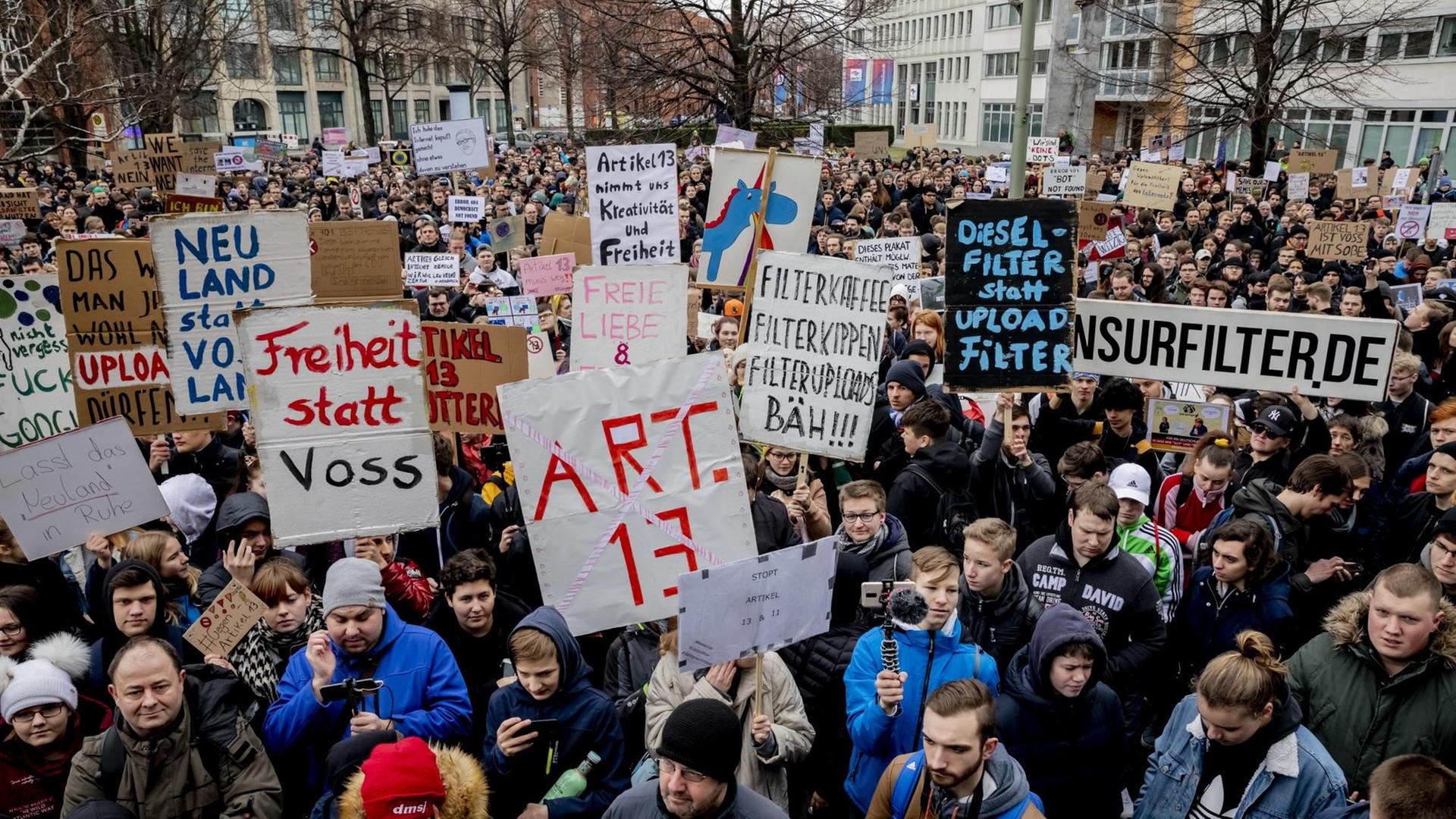 Das Foto zeigt Teilnehmer des Bündnisses «Berlin gegen 13» gegen Uploadfilter und EU-Urheberrechtsreform im Artikel 13. Sie protestieren am Axel-Springer-Hochhaus.