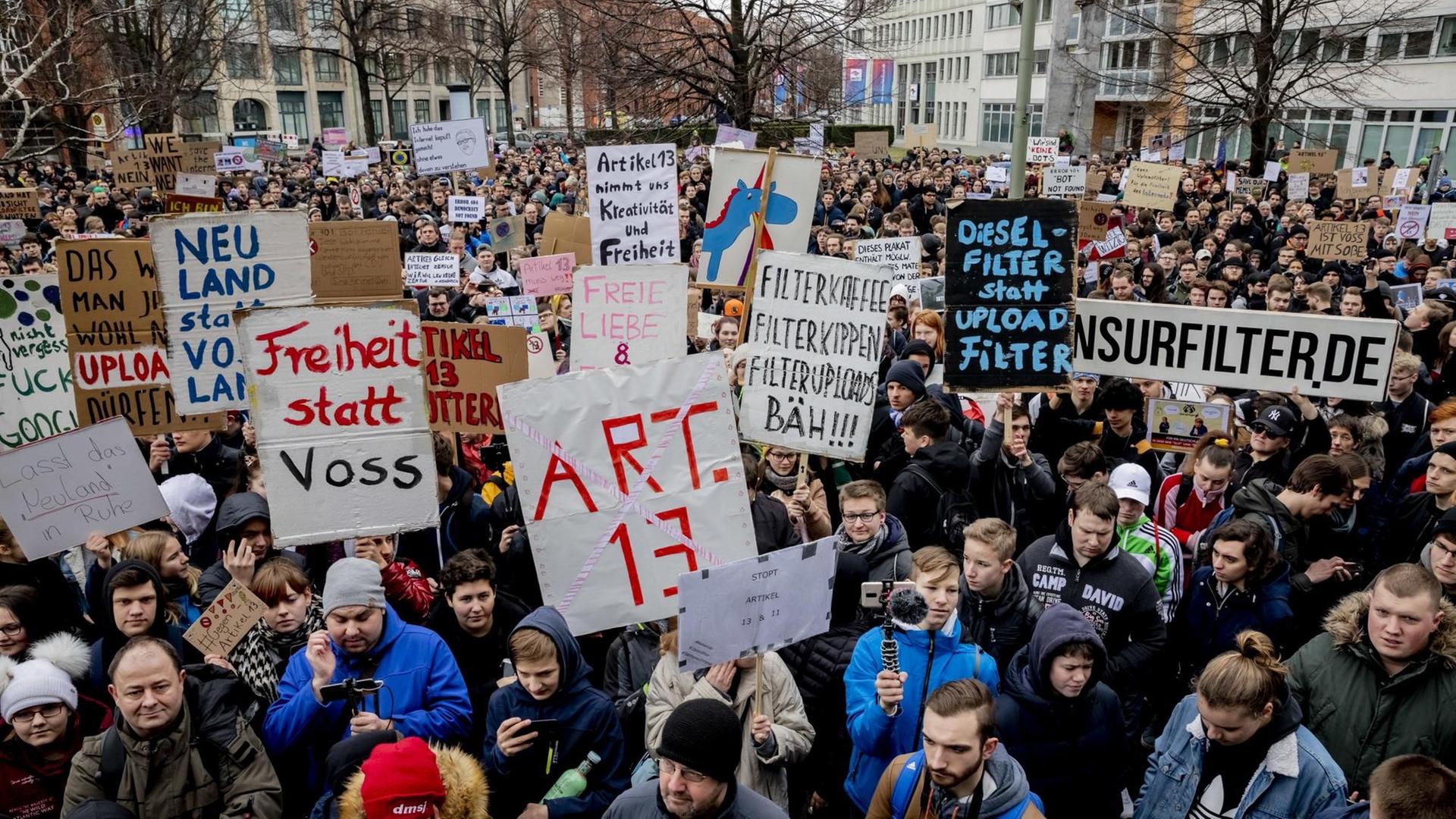 Das Foto zeigt Teilnehmer des Bündnisses «Berlin gegen 13» gegen Uploadfilter und EU-Urheberrechtsreform im Artikel 13. Sie protestieren am Axel-Springer-Hochhaus. Das Foto zeigt Teilnehmer des Bündnisses «Berlin gegen 13» gegen Uploadfilter und EU-Urheberrechtsreform im Artikel 13. Sie protestieren am Axel-Springer-Hochhaus.