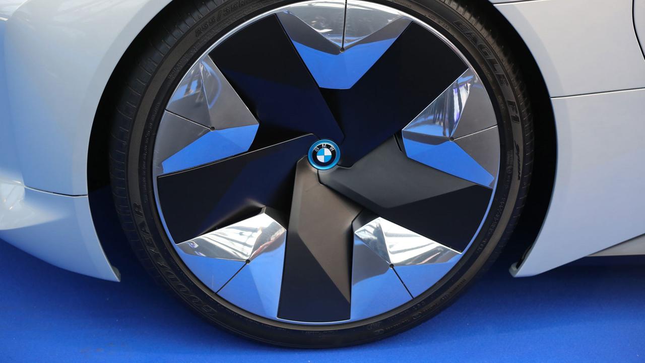 Reifen des "Konzeptautos" BMW i Vision Dynamics bei einer Pariser Autoschau im Januar 2019 Reifen des "Konzeptautos" BMW i Vision Dynamics bei einer Pariser Autoschau im Januar 2019