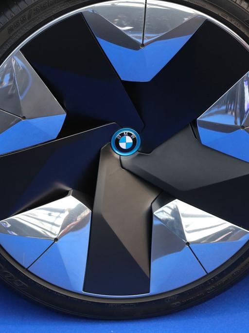 Reifen des "Konzeptautos" BMW i Vision Dynamics bei einer Pariser Autoschau im Januar 2019