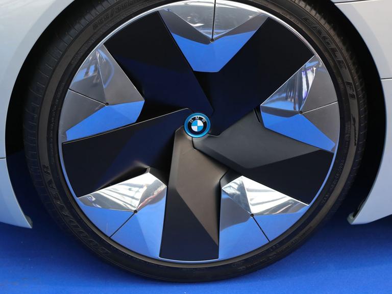 Reifen des "Konzeptautos" BMW i Vision Dynamics bei einer Pariser Autoschau im Januar 2019