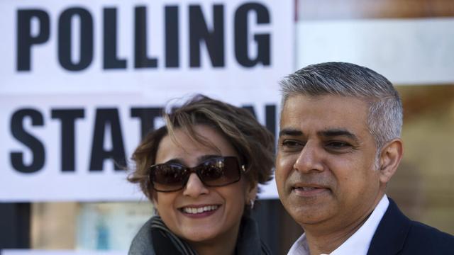Sadiq Kahn mit seiner Frau Saadiya vor einem Wahllokal in London