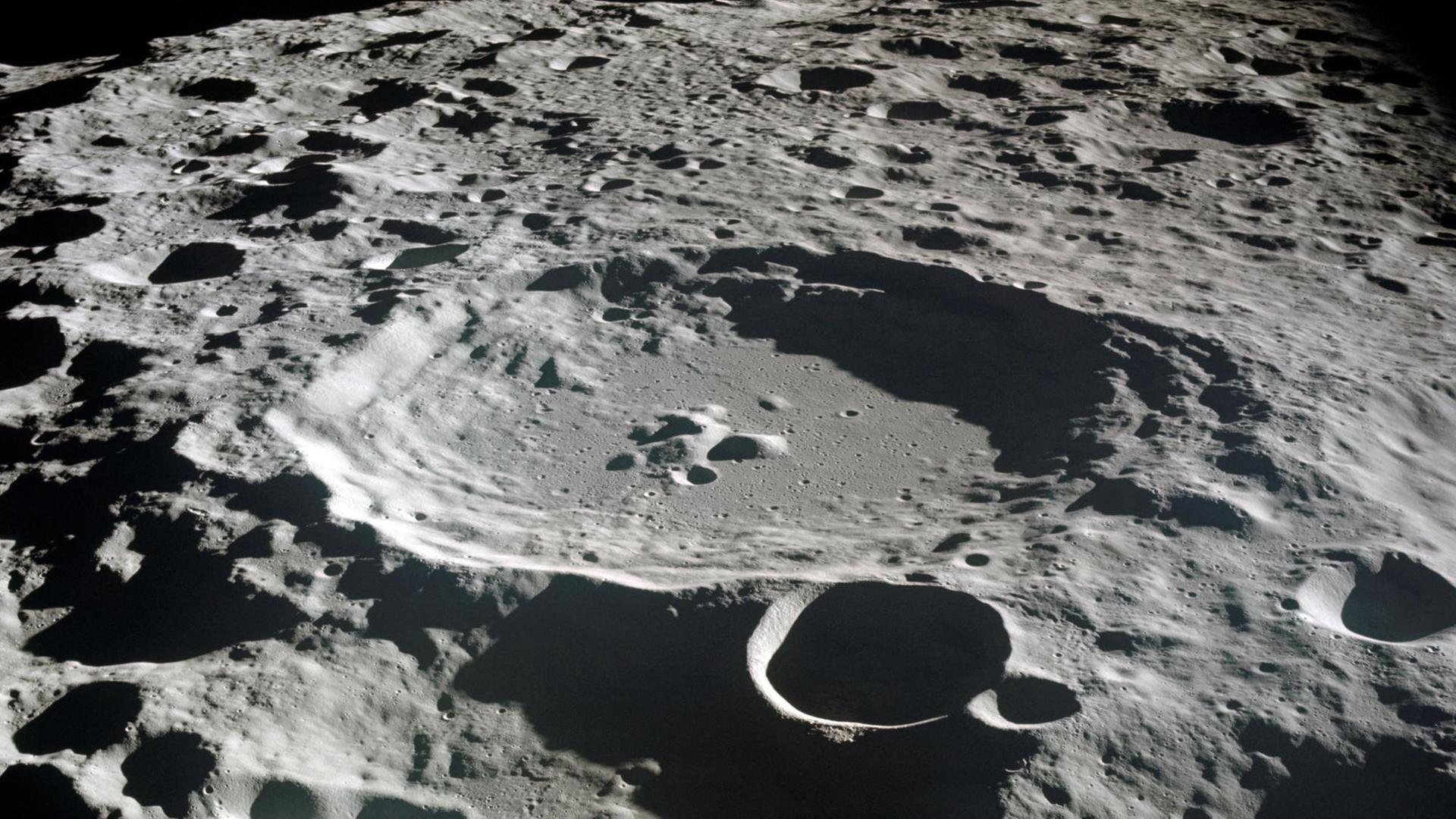 Die undatierte Apollo 11-Aufnahme zeigt die von Kratern übersäte Mondoberfläche, die allesamt durch die Einschläge von kleinen Körpern im Sonnensystem herrühren. Kein Hinweis auf Wasser: Der Mond sieht staubtrocken aus. Aber in manchen Kratern lagert Wassereis. Die undatierte Apollo 11-Aufnahme zeigt die von Kratern übersäte Mondoberfläche, die allesamt durch die Einschläge von kleinen Körpern im Sonnensystem herrühren. Kein Hinweis auf Wasser: Der Mond sieht staubtrocken aus. Aber in manchen Kratern lagert Wassereis.