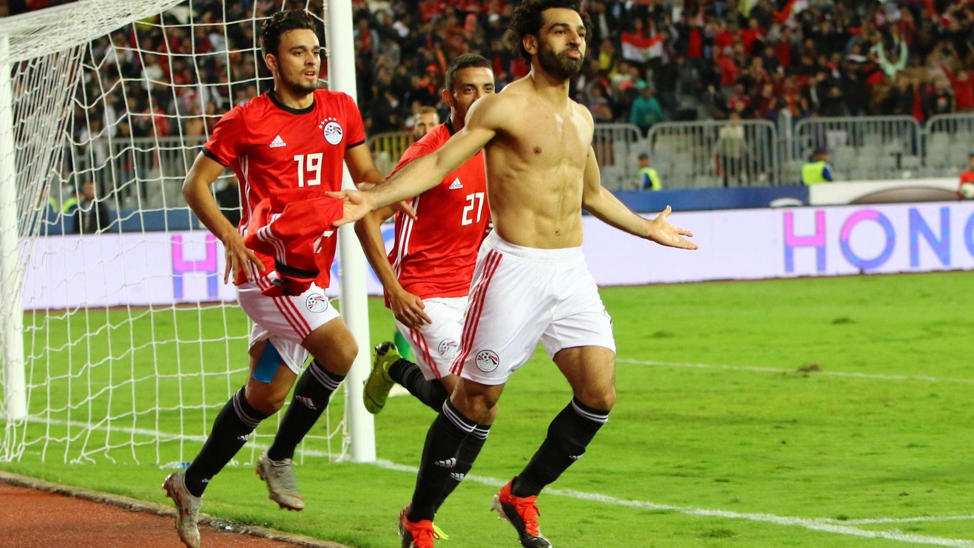 Fußball, Afrika Cup Quali, Ägypten - Tunesien: Mohamed Salah aus dem ägyptischen Team feiert sein Tor im Qualifikationsspiel gegen Tuniesien. Fußball, Afrika Cup Quali, Ägypten - Tunesien: Mohamed Salah aus dem ägyptischen Team feiert sein Tor im Qualifikationsspiel gegen Tuniesien.
