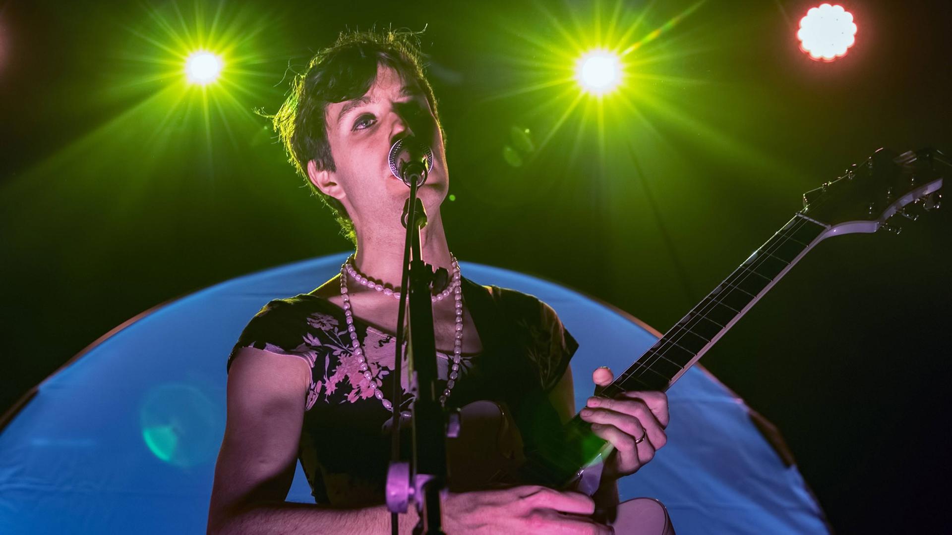 Der amerikanische Musiker und Songschreiber Ezra Furman bei einem Auftritt in Liverpool, Merseyside, United Kingdom. Der amerikanische Musiker und Songschreiber Ezra Furman bei einem Auftritt in Liverpool, Merseyside, United Kingdom.