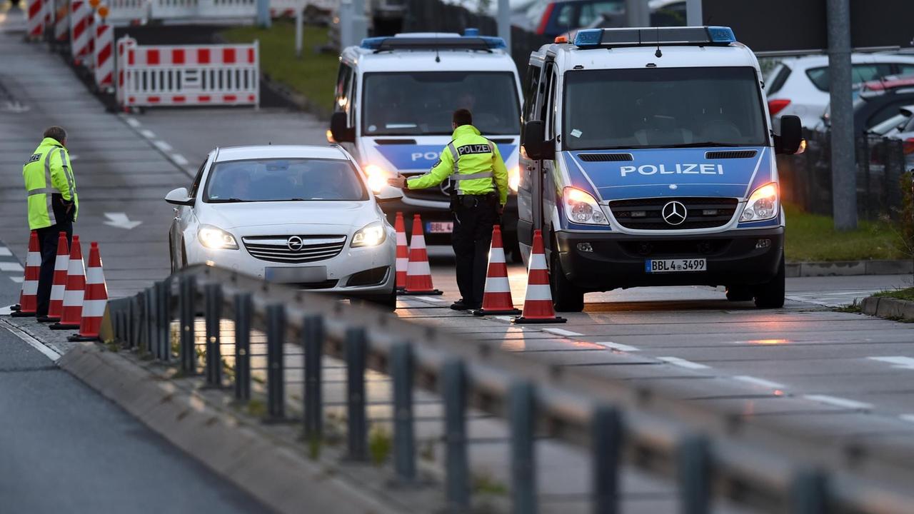 Nach dem Terroralarm in Chemnitz kontrollierten Polizeibeamte auch Fahrzeuge am Berliner Flughafen in Schönefeld. Nach dem Terroralarm in Chemnitz kontrollierten Polizeibeamte auch Fahrzeuge am Berliner Flughafen in Schönefeld.