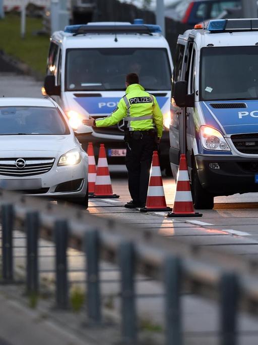 Nach dem Terroralarm in Chemnitz kontrollierten Polizeibeamte auch Fahrzeuge am Berliner Flughafen in Schönefeld.