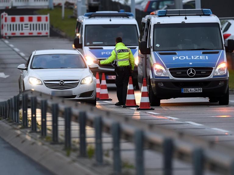 Nach dem Terroralarm in Chemnitz kontrollierten Polizeibeamte auch Fahrzeuge am Berliner Flughafen in Schönefeld.