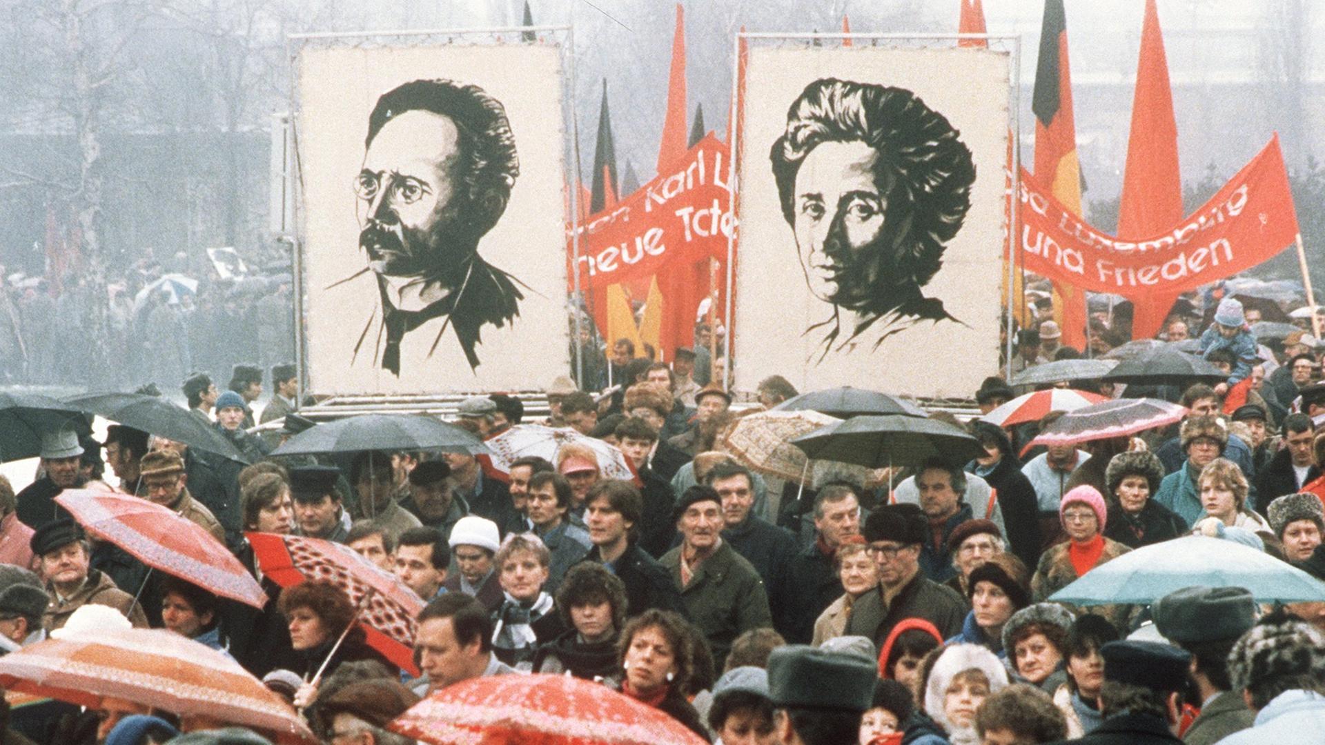 Eine der vielen Demonstrationen zu Ehren der Mitbegründer der Kommunistischen Partei Deutschlands (KPD), Rosa Luxemburg und Karl Liebknecht (1988) Eine der vielen Demonstrationen zu Ehren der Mitbegründer der Kommunistischen Partei Deutschlands (KPD), Rosa Luxemburg und Karl Liebknecht (1988)