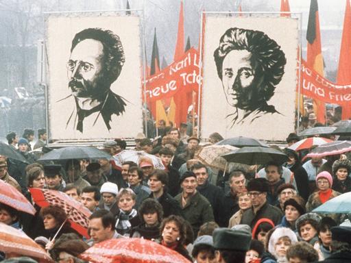 Eine der vielen Demonstrationen zu Ehren der Mitbegründer der Kommunistischen Partei Deutschlands (KPD), Rosa Luxemburg und Karl Liebknecht (1988)
