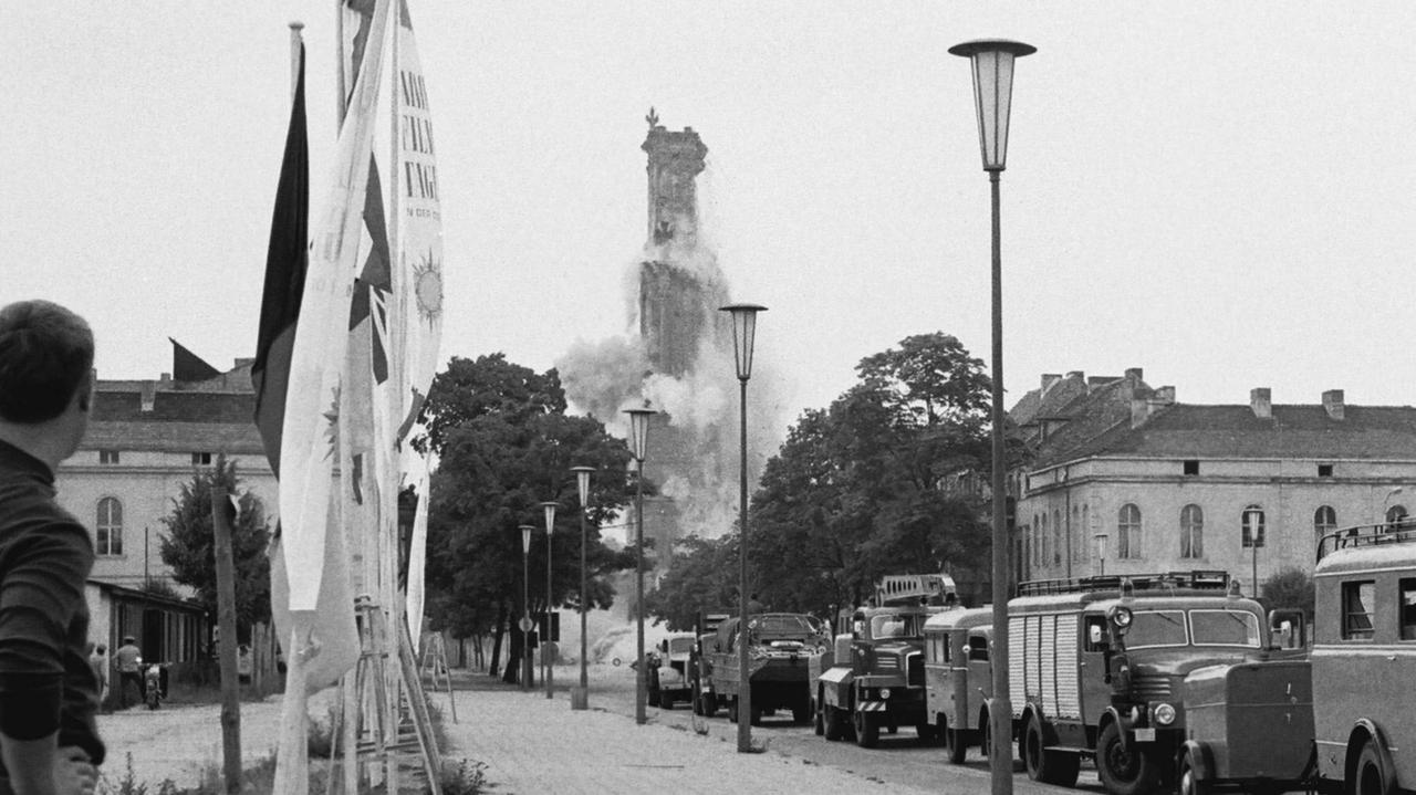 Sprengung der Ruine der Potsdamer Garnisonkirche am 19.06.1968. Sprengung der Ruine der Potsdamer Garnisonkirche am 19.06.1968.