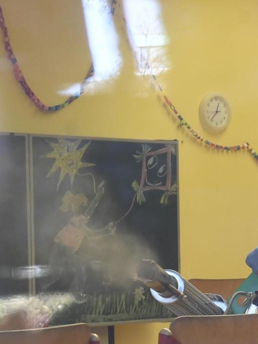 Ein Mann im Schutzanzug desinfiziert einen Klassenraum wegen des Coronavirus in der Ema-Destinnova-Grundschlule in Prag in Tschechien, aufgenommen im März 2020.