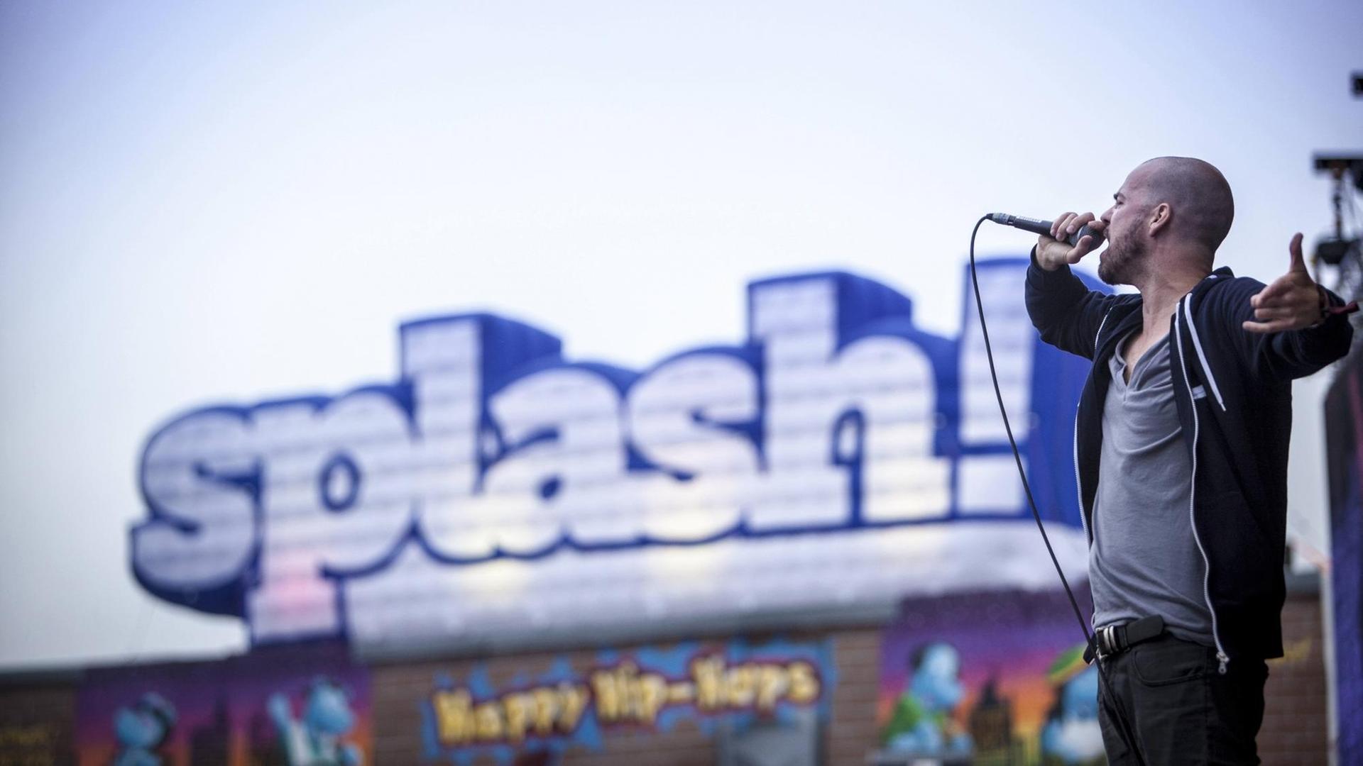 Der Rapper Curse auf der Bühne des Hip Hop Festivals Splash. Der Rapper Curse auf der Bühne des Hip Hop Festivals Splash.