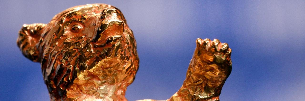 Eine der Auszeichnungen der Berlinale, ein "Goldener Bär", in Nahaufnahme. Eine der Auszeichnungen der Berlinale, ein "Goldener Bär", in Nahaufnahme.