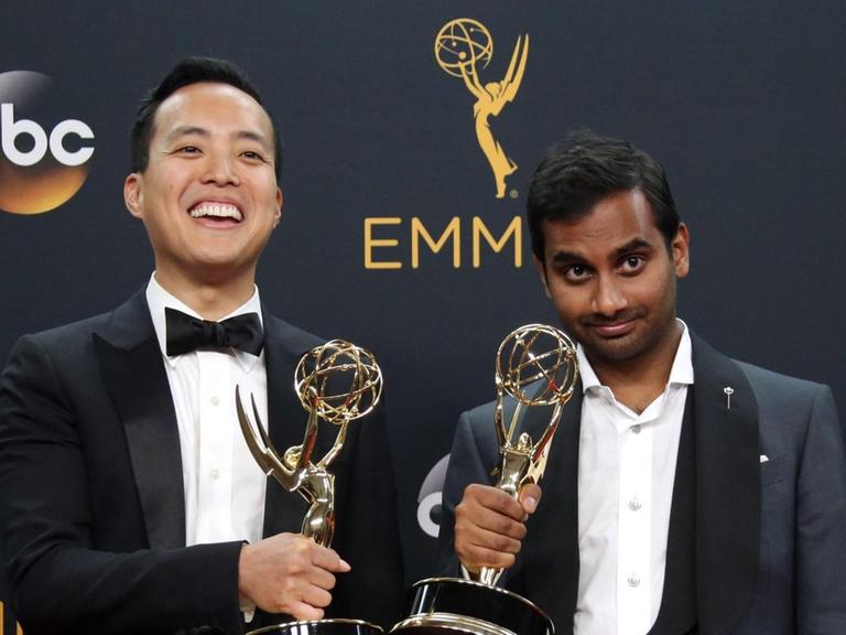 Aziz Ansari und Alan Yang posieren während der Feier der 68. Emmy Awards im Microsoft Theater in Los Angeles. Sie wurden für ihre Comedy-Serie "Master of None" ausgezeichnet.