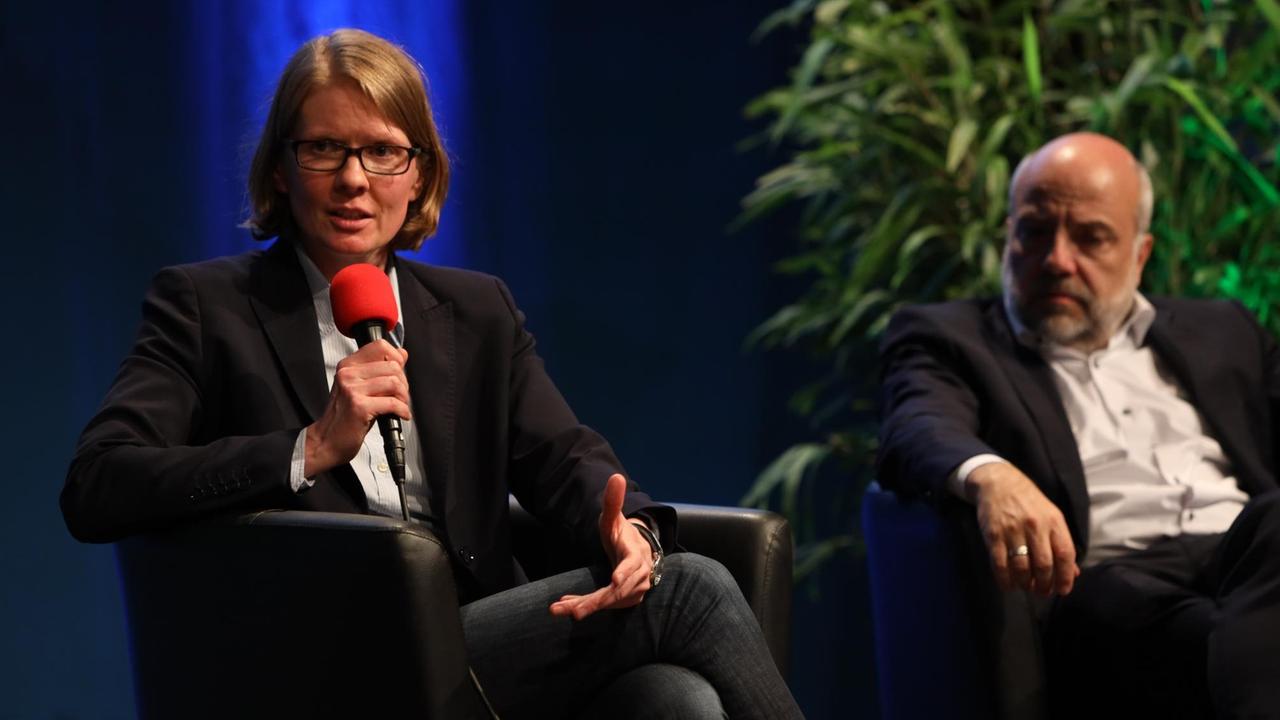 Sportsoziologin Carmen Borggrefe von der Uni Stuttgart und Markus Kerber, Staatssekretär im Bundesministerium des Innern Sportsoziologin Carmen Borggrefe von der Uni Stuttgart und Markus Kerber, Staatssekretär im Bundesministerium des Innern