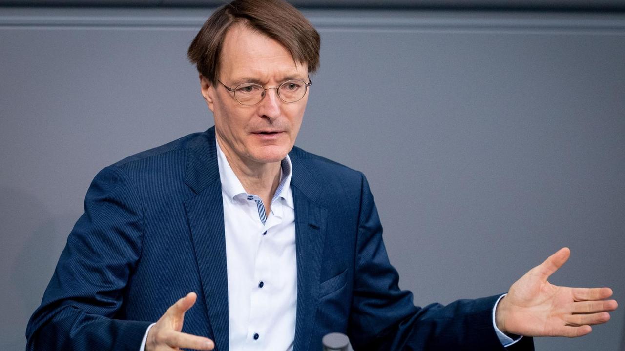 Der Bundestagsabgeordnete und Gesundheitspolitiker Karl Lauterbach (SPD) spricht im Bundestag Der Bundestagsabgeordnete und Gesundheitspolitiker Karl Lauterbach (SPD) spricht im Bundestag