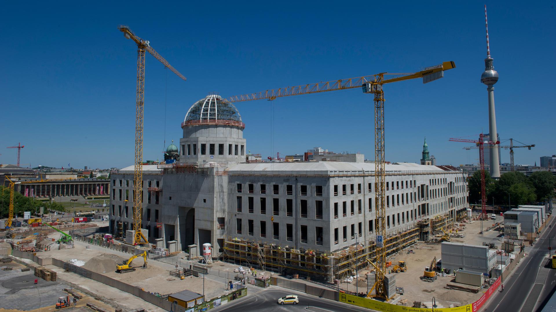 Baukräne ragen am neuen Berliner Stadtschloss in den blauen Himmel. Das Gebäude an der Spree nimmt immer konkretere Formen an. Das Richtfest soll am 12.06.2015 gefeiert werden. Baukräne ragen am neuen Berliner Stadtschloss in den blauen Himmel. Das Gebäude an der Spree nimmt immer konkretere Formen an. Das Richtfest soll am 12.06.2015 gefeiert werden.