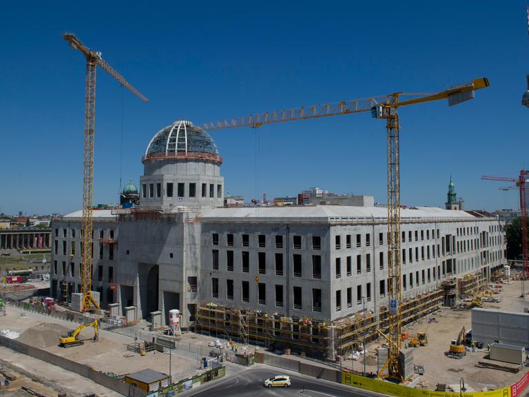 Baukräne ragen am neuen Berliner Stadtschloss in den blauen Himmel. Das Gebäude an der Spree nimmt immer konkretere Formen an. Das Richtfest soll am 12.06.2015 gefeiert werden.