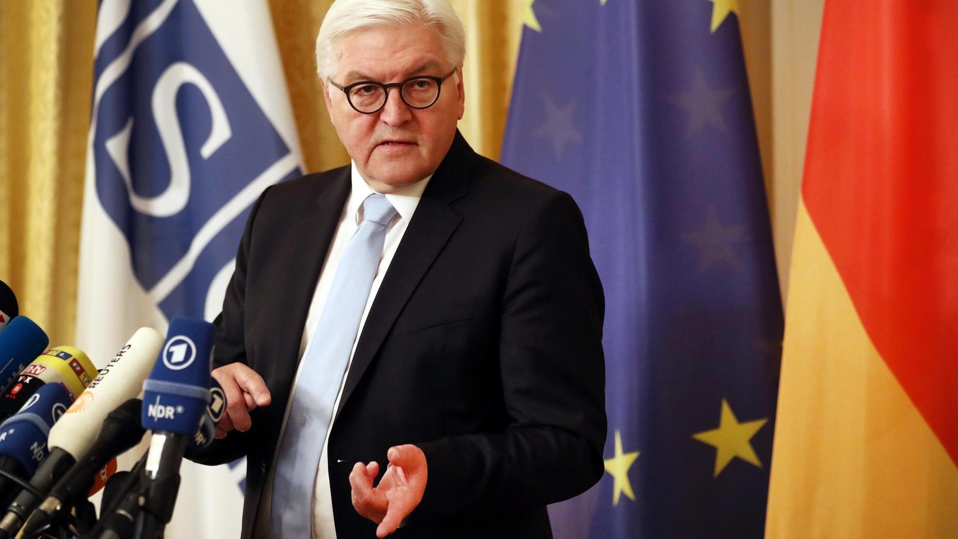 Außenminister Frank-Walter Steinmeier (SPD) gibt am 07.12.2016 im Hotel Atlantic in Hamburg ein Statement vor dem Beginn des OSZE-Treffens. Zur Konferenz der Organisation für Sicherheit und Zusammenarbeit in Europa (OSZE) werden in Hamburg am 8. und 9. Dezember rund 50 Außenminister erwartet. Außenminister Frank-Walter Steinmeier (SPD) gibt am 07.12.2016 im Hotel Atlantic in Hamburg ein Statement vor dem Beginn des OSZE-Treffens. Zur Konferenz der Organisation für Sicherheit und Zusammenarbeit in Europa (OSZE) werden in Hamburg am 8. und 9. Dezember rund 50 Außenminister erwartet.