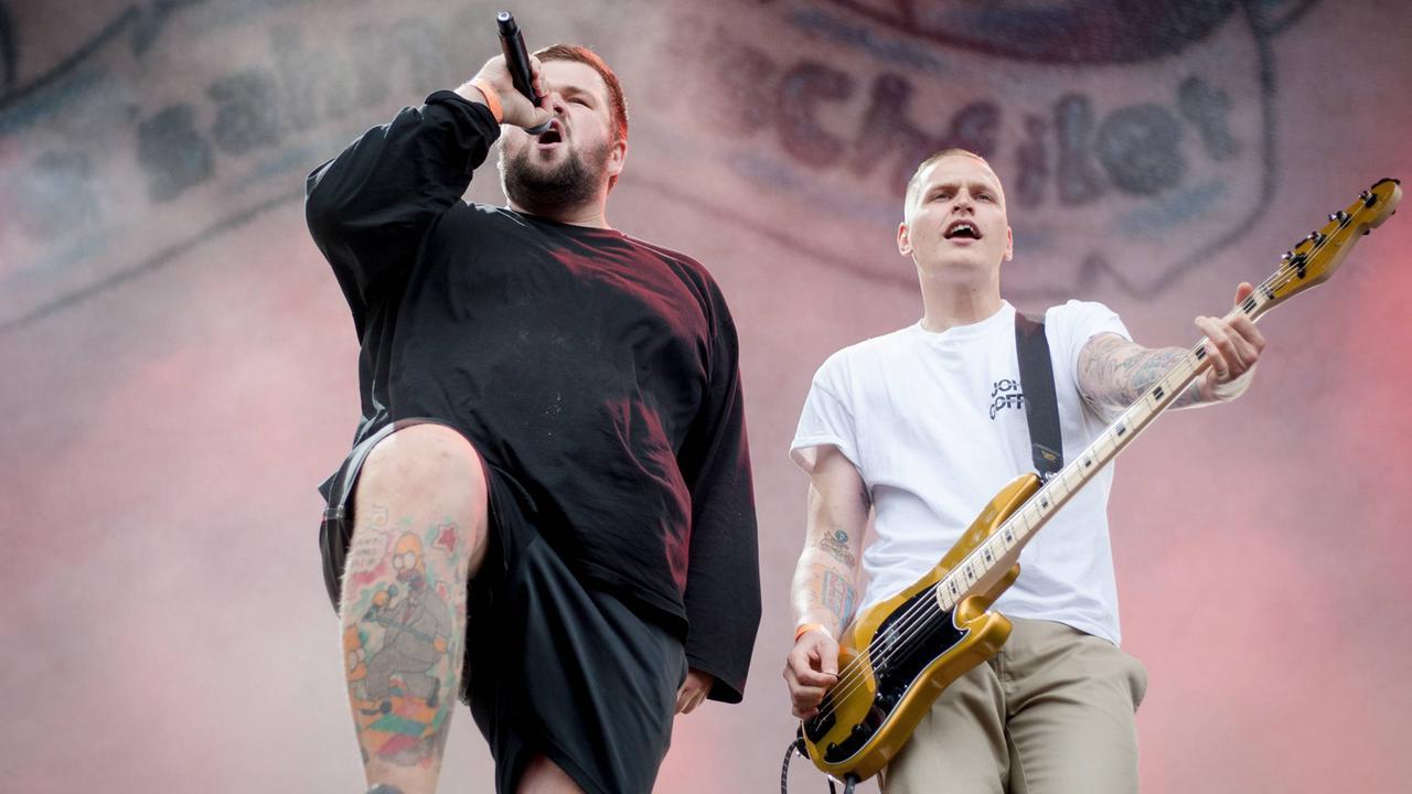 Der Sänger Jan "Monchi" Gorkow (l.) und der Bassist Kai Irrgang von der Band Feine Sahne Fischfilet. Der Sänger Jan "Monchi" Gorkow (l.) und der Bassist Kai Irrgang von der Band Feine Sahne Fischfilet.