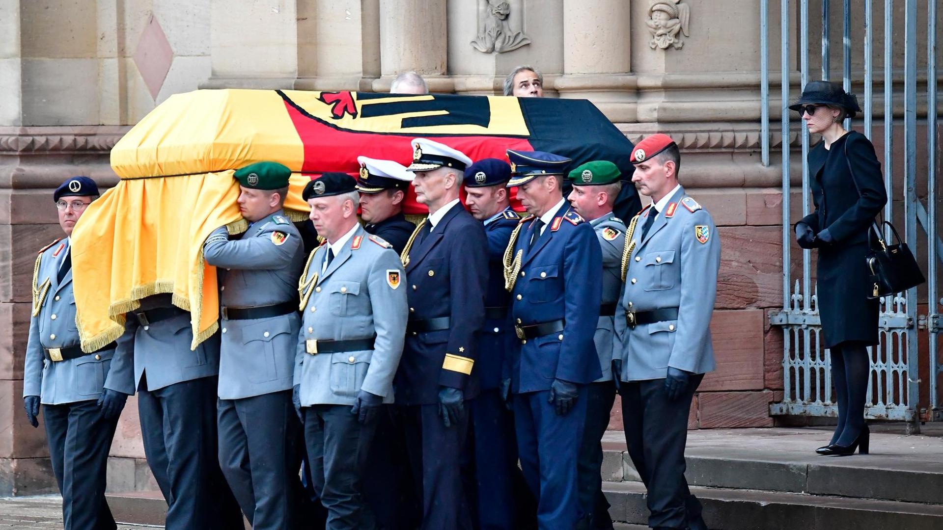 Nach dem Requiem wird der Sarg von Helmut Kohl aus dem Dom von Speyer getragen, dahinter geht die Witwe, Maike Kohl-Richter.