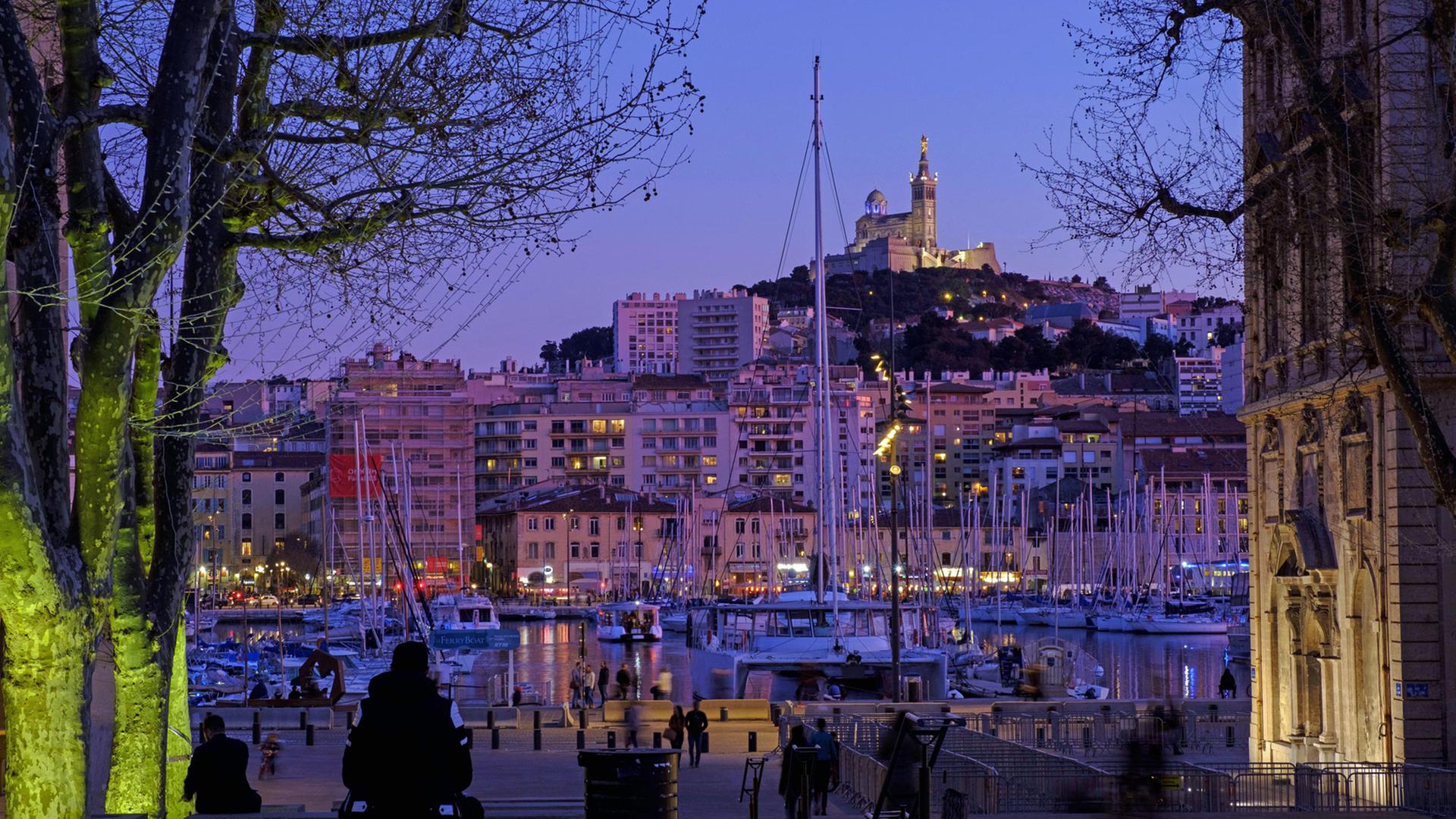 Altstadt mit altem Hafen und Notre Dame de la Garde Altstadt mit altem Hafen und Notre Dame de la Garde