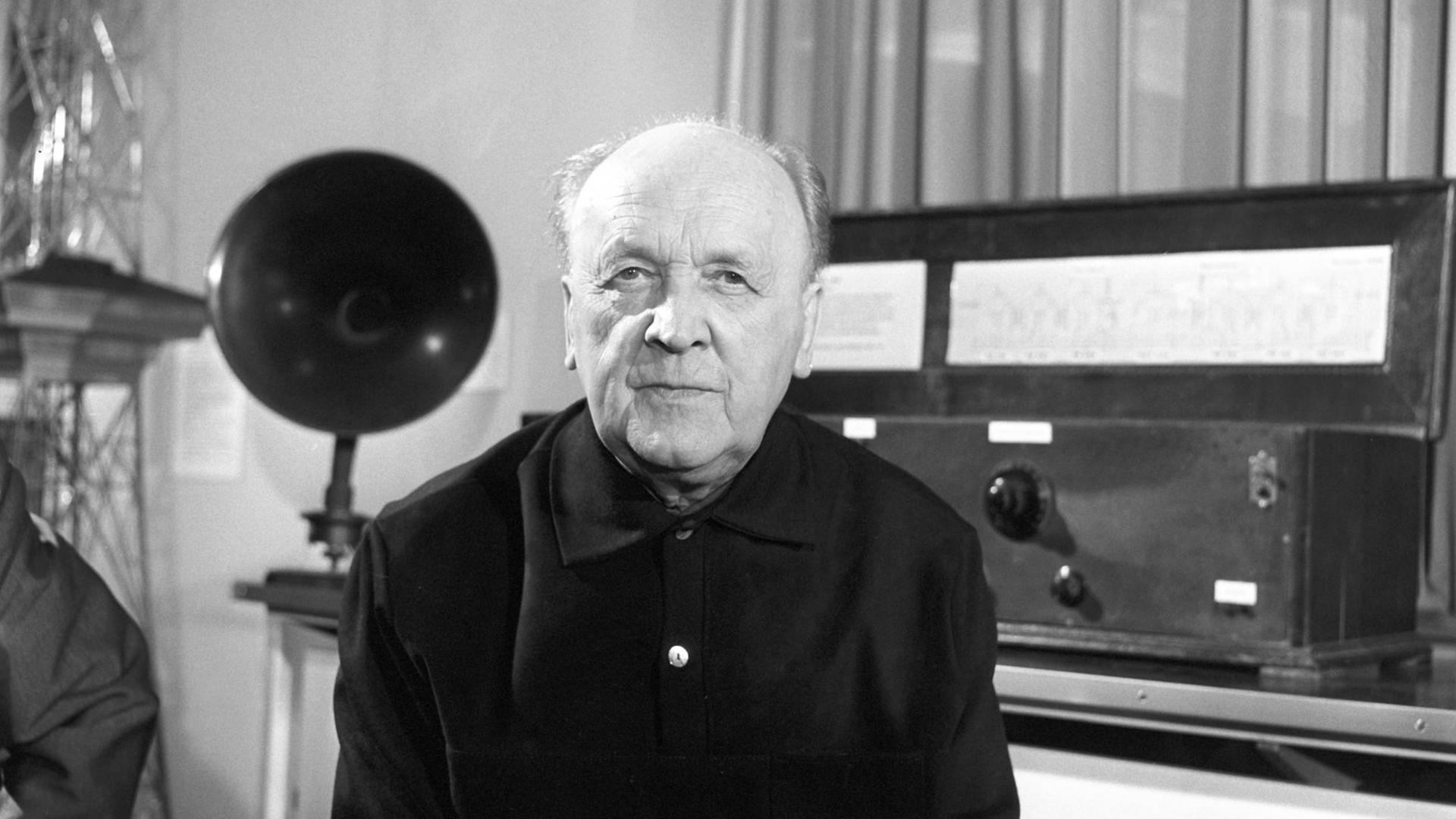 Alfred Braun, Schauspieler, Regisseur, Funkreporter, Rundfunkpionier und Chefreporter der "Berliner Funkstunde", sitzt in einem Studio vorm Mikrofon Alfred Braun, Schauspieler, Regisseur, Funkreporter, Rundfunkpionier und Chefreporter der "Berliner Funkstunde", sitzt in einem Studio vorm Mikrofon