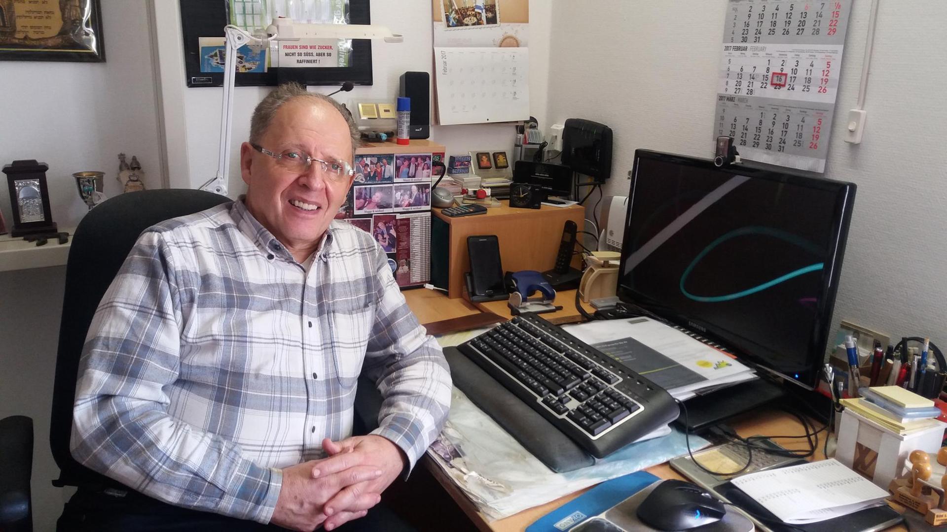 Heiratsvermittler José Weber in seinem Büro in Frankfurt am Main. Heiratsvermittler José Weber in seinem Büro in Frankfurt am Main.