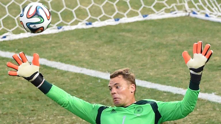Torwart Manuel Neuer versucht den Ball zu halten. Torwart Manuel Neuer versucht den Ball zu halten.