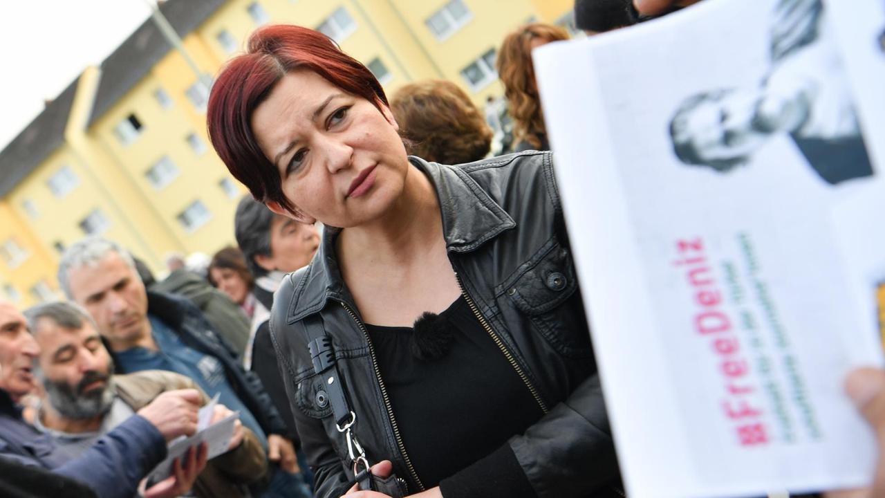 Ilkay Yücel, Schwester des in der Türkei inhaftierten Journalisten Deniz Yücel, spricht am 13.04.2017 im Anschluss an eine Mahnwache vor der Stadthalle in Flörsheim (Hessen) mit Teilnehmern. Der aus Flörsheim stammende Türkei-Korrespondent der Zeitung «Die Welt» wurde Mitte Februar in Istanbul festgenommen. Seit Anfang März sitzt er unter dem Verdacht der Terrorpropaganda in Haft.