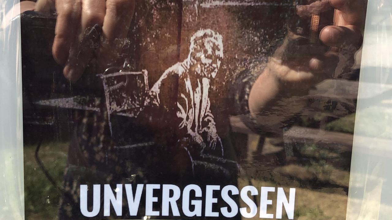 Schaukasten, in dem ein Foto des Hitler-Stellvertreters Rudolf Heß hängt mit der Bildunterschrift "Unvergessen".