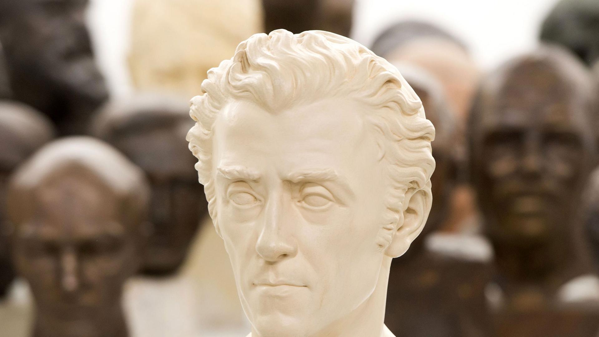Eine Gipsbüste von Johann Friedrich Cotta, gefertigt 1843 von Ludwig Schaller. Eine Gipsbüste von Johann Friedrich Cotta, gefertigt 1843 von Ludwig Schaller.