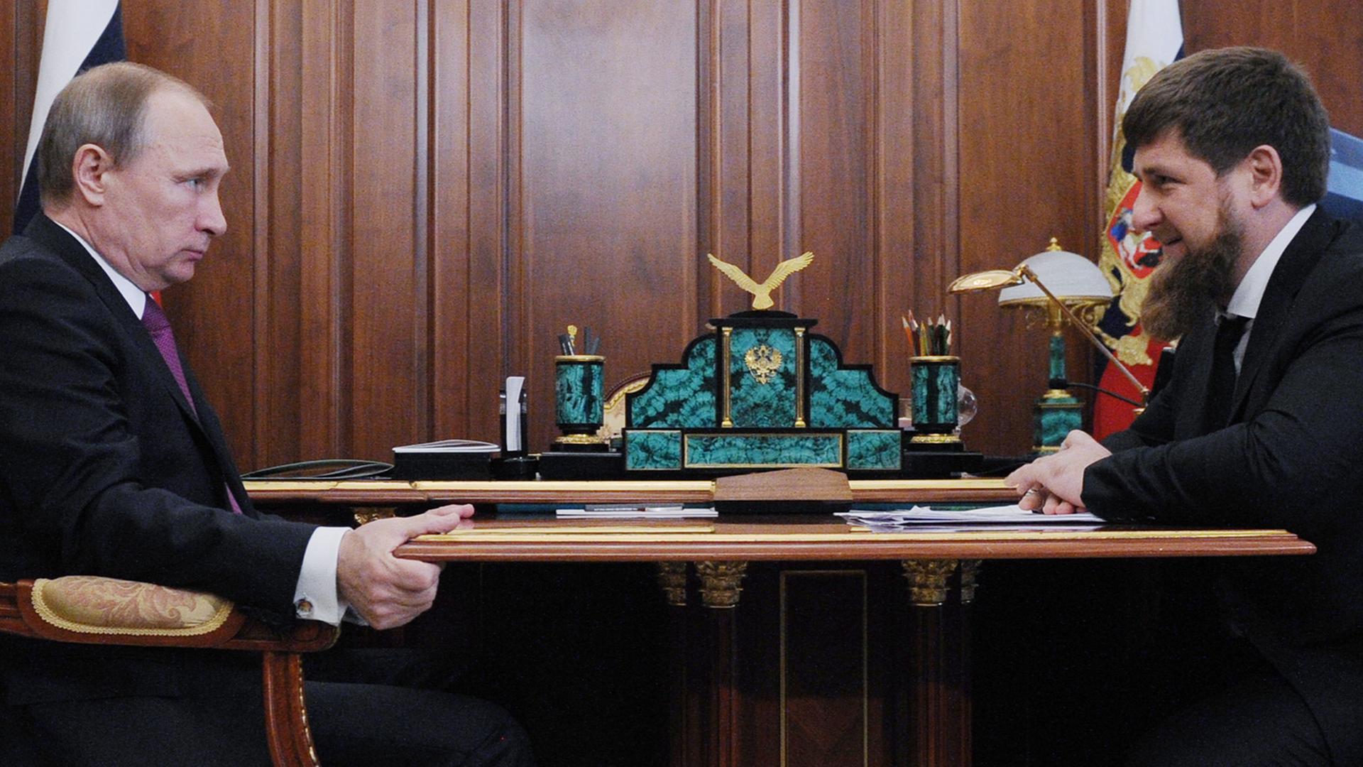 Wladimir Putin (l.) trifft Ramsan Kadyrow am 25. März 2016. Wladimir Putin (l.) trifft Ramsan Kadyrow am 25. März 2016.