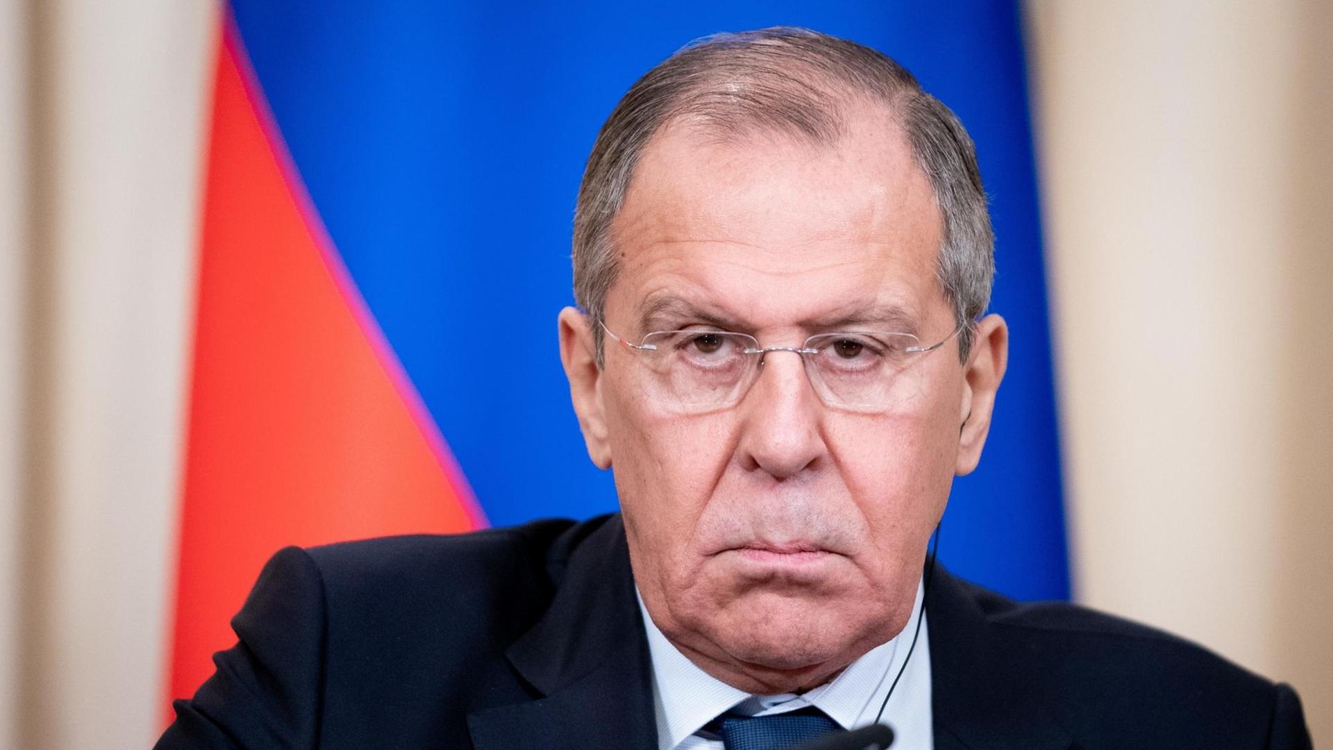 Sergej Lawrow, Russlands Außenminister, gibt zusammen mit seinem deutschen Amtskollegen eine Pressekonferenz im Gästehaus des Ministers. Hauptthemen der Gespräche werden die Ukraine-Krise, die Friedensbemühungen in Syrien und der Streit über den INF-Vertrag zum Verbot atomarer Mittelstreckenraketen sein. Sergej Lawrow, Russlands Außenminister, gibt zusammen mit seinem deutschen Amtskollegen eine Pressekonferenz im Gästehaus des Ministers. Hauptthemen der Gespräche werden die Ukraine-Krise, die Friedensbemühungen in Syrien und der Streit über den INF-Vertrag zum Verbot atomarer Mittelstreckenraketen sein.