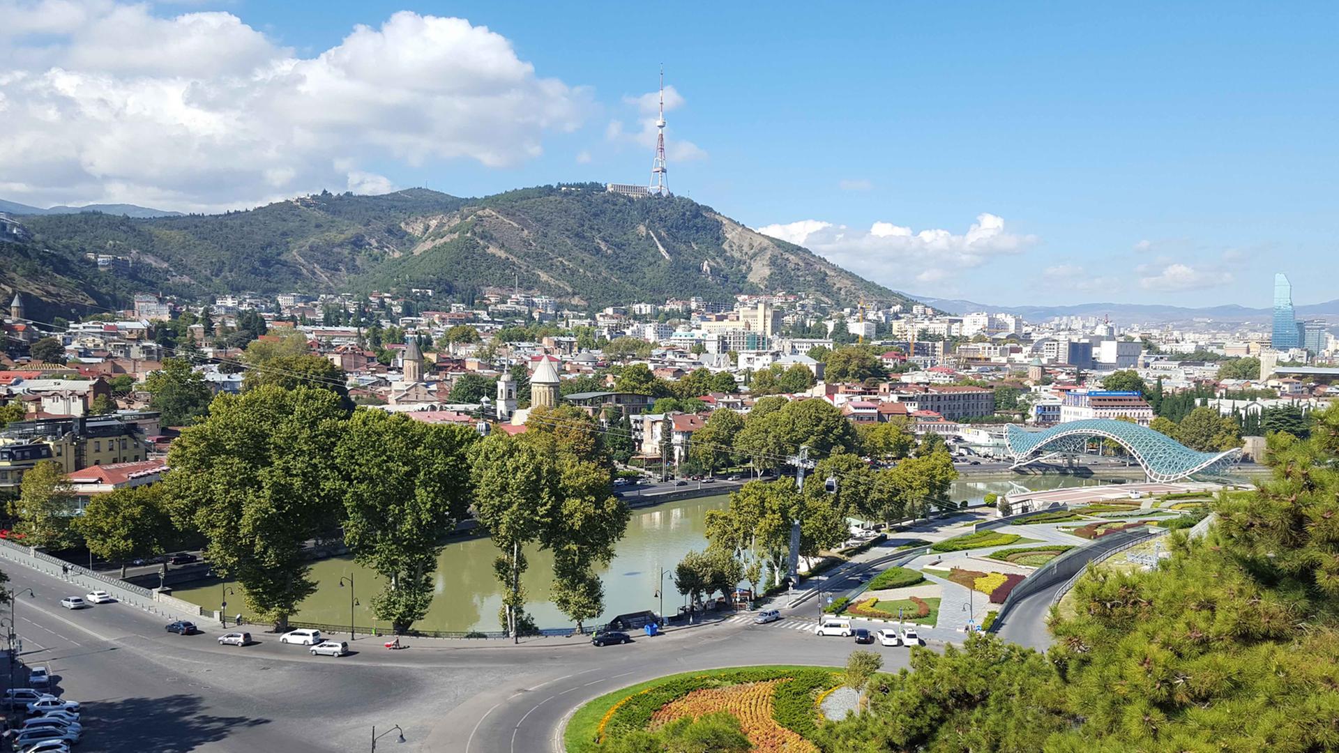Tiflis ist die bevölkerungsreichste und größte Stadt in Georgien. Tiflis ist die bevölkerungsreichste und größte Stadt in Georgien.