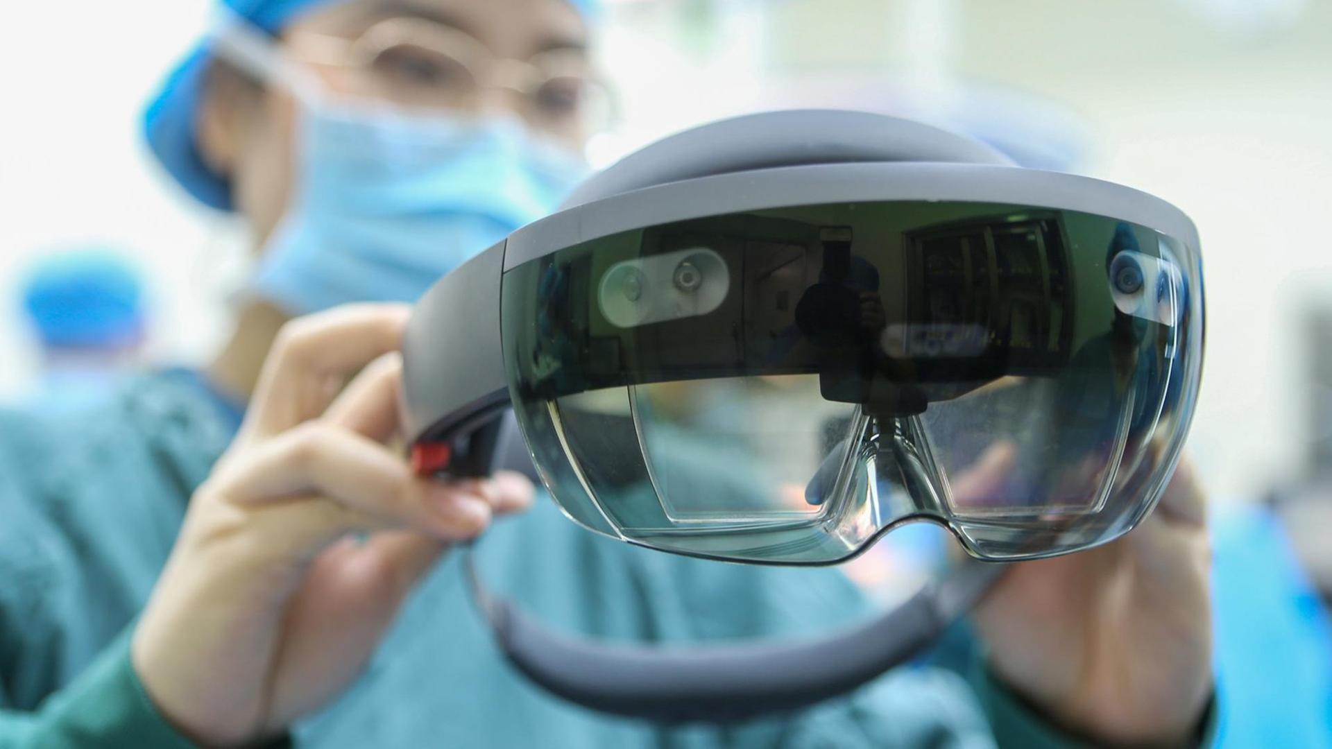 Virtual-Reality-Brille im Operationssaal am Honghui Hospital im chinesischen Xi'an Foto: Lao Qiang/Imaginechina/dpa |