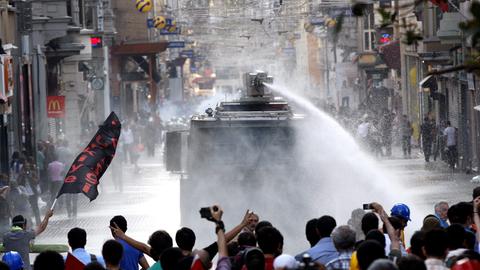 Die Istanbuler Polizei setzte Wasserwerfer gegen Demonstranten ein.
